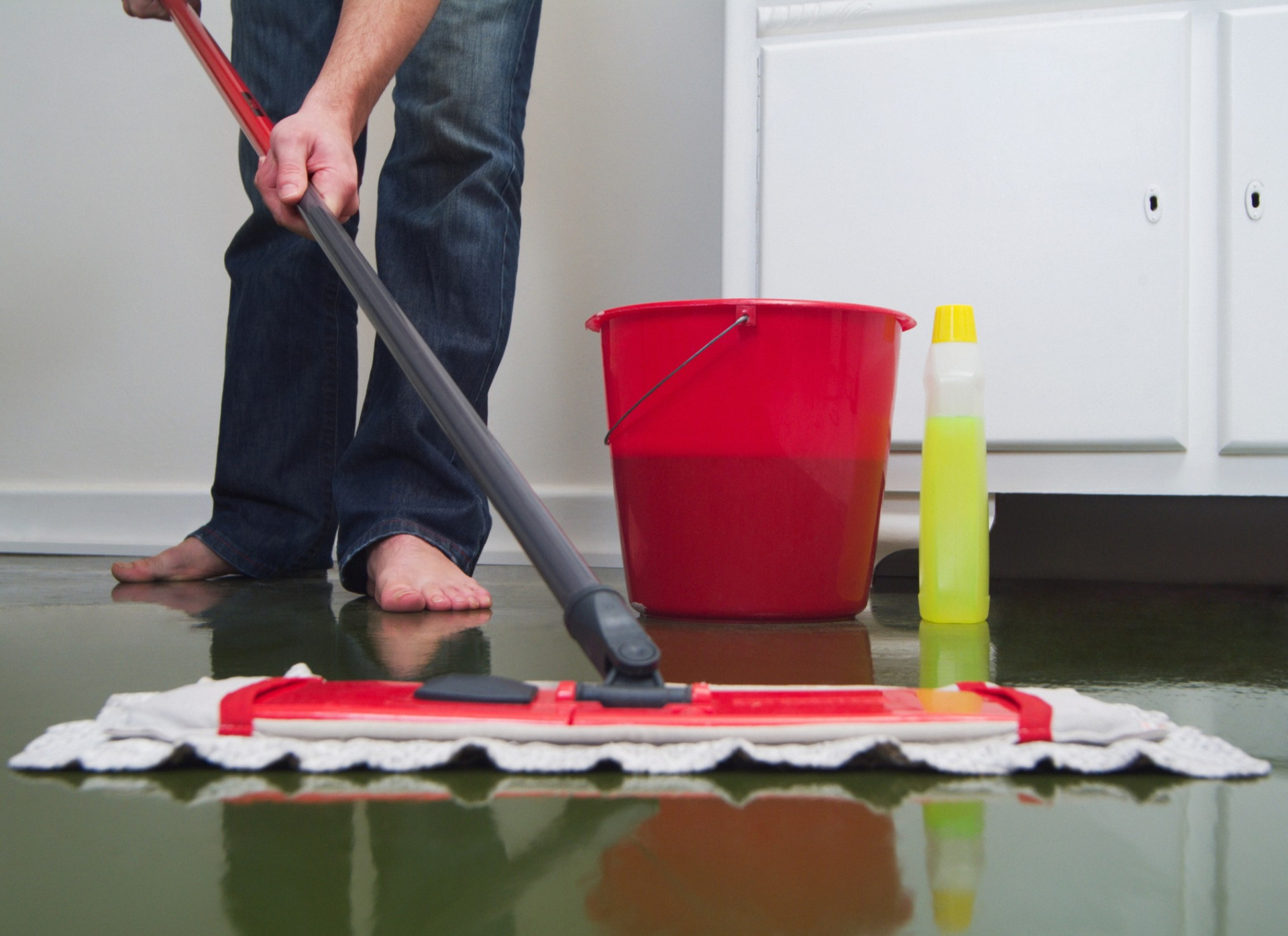 табличка смывай за собой. уберем отмоем. расчистка стен от старой краски. зачистка плитки от герметика. Leifheit щетка duster xl.